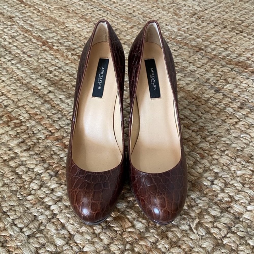 Ann Taylor brown leather perfect platform pump, 7